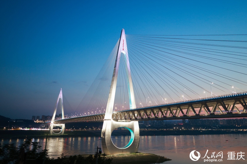 「近未來感」溢れる重慶の白居寺長江大橋