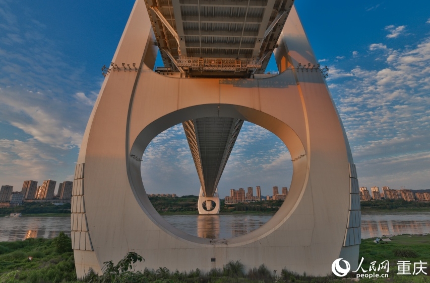 「近未來感」溢れる重慶の白居寺長江大橋