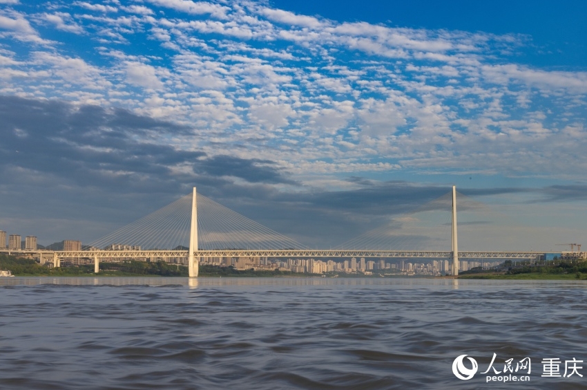 「近未來感」溢れる重慶の白居寺長江大橋