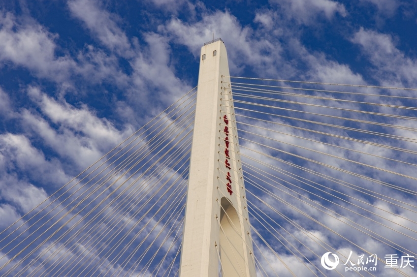 「近未來感」溢れる重慶の白居寺長江大橋