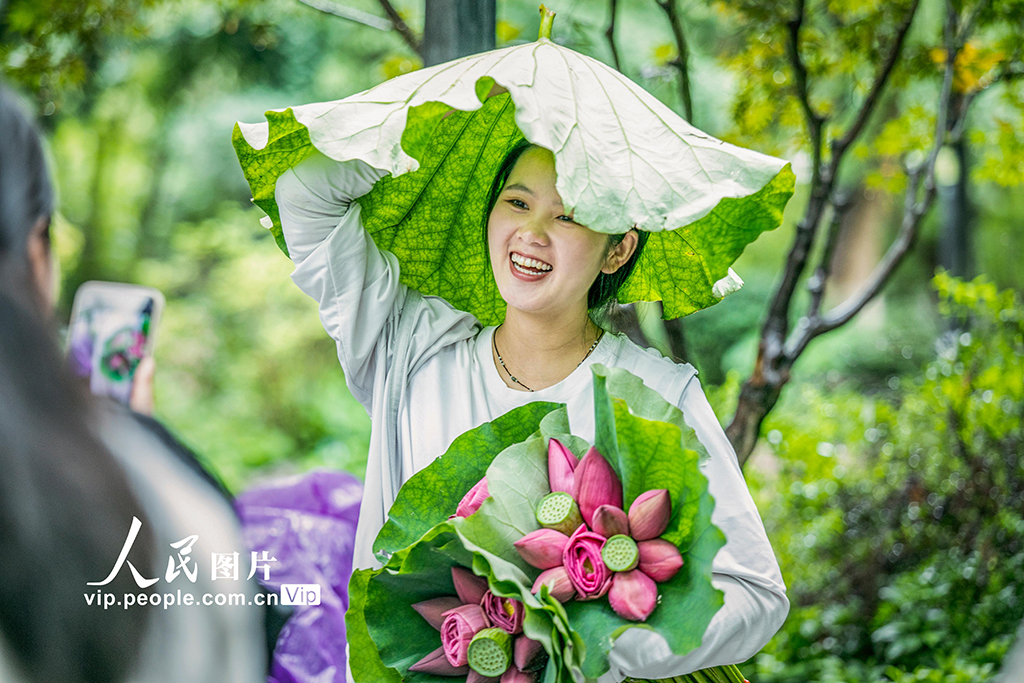 ハスの花を買い求める人々でにぎわう「ハス花市」　江蘇省蘇州