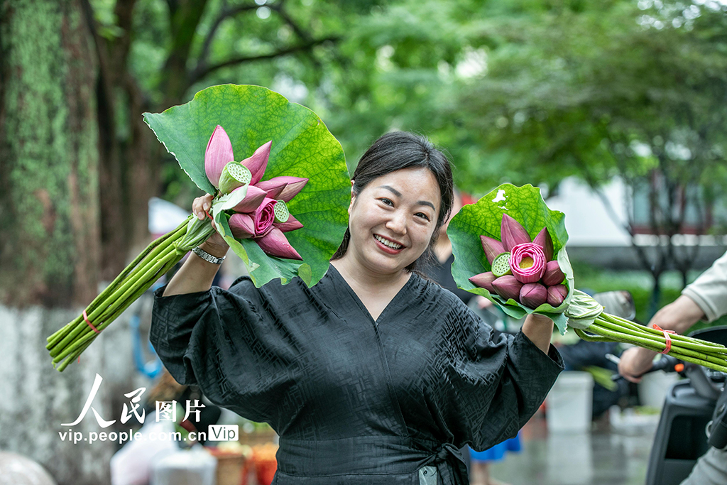 ハスの花を買(mǎi)い求める人々でにぎわう「ハス花市」　江蘇省蘇州