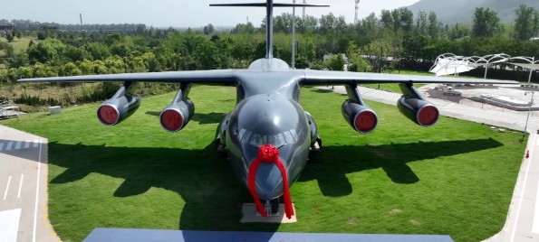 西北工業(yè)大學(xué)長(zhǎng)安キャンパスに到著した大型輸送機(jī)「運(yùn)-20」のプロトタイプ（6月15日、寫(xiě)真提供?西北工業(yè)大學(xué)）。