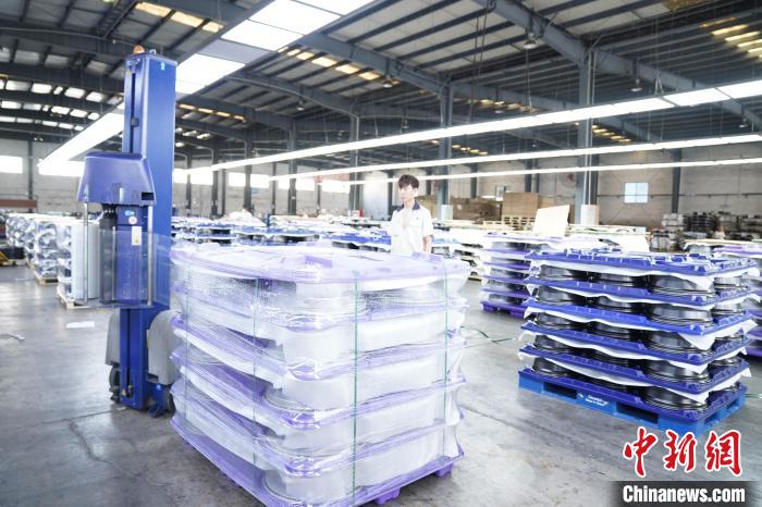 秦皇島総合保稅區(qū)にある自動(dòng)車(chē)部品メーカーで働く作業(yè)員（撮影?王継軍）。