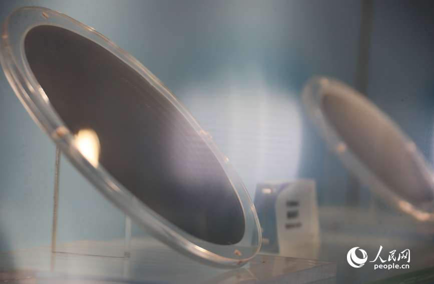 12インチのシリコンウェハー。撮影?霍亜平