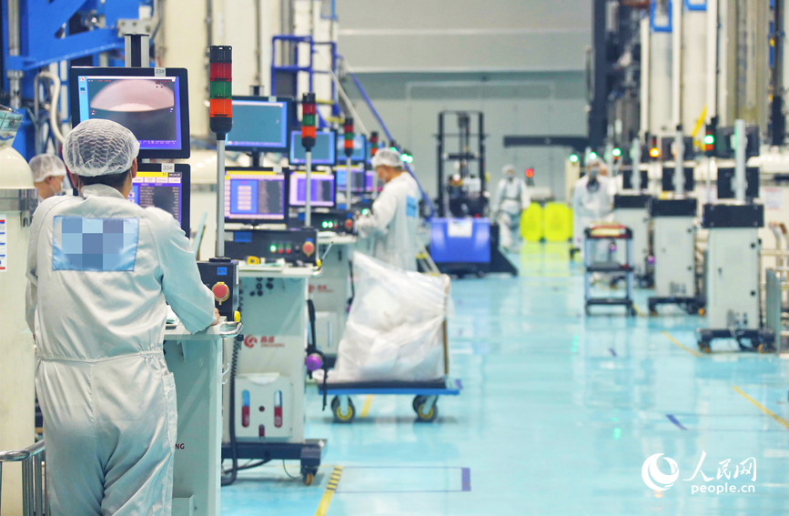 生産現(xiàn)場で忙しく働く作業(yè)員。撮影?霍亜平