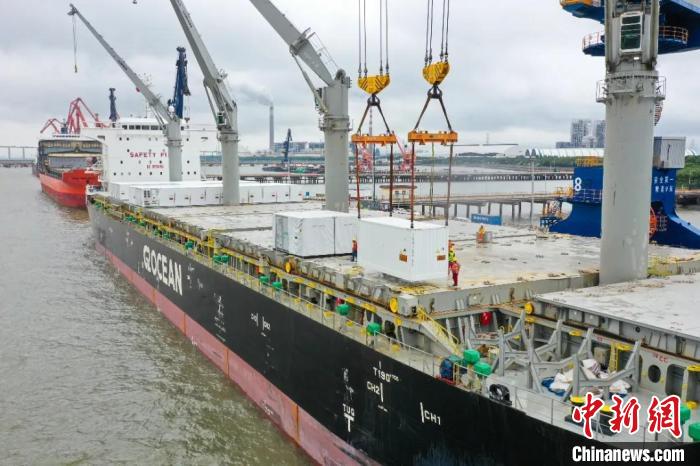 常熟港で貨物を積み込む貨物輸送船。（寫真提供?常熟市海事局）