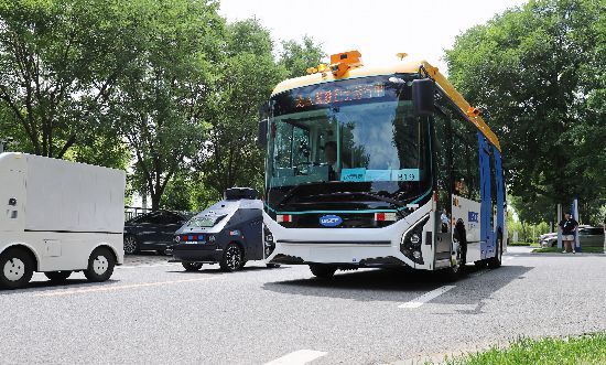 走行中のB19自動(dòng)運(yùn)転バス。