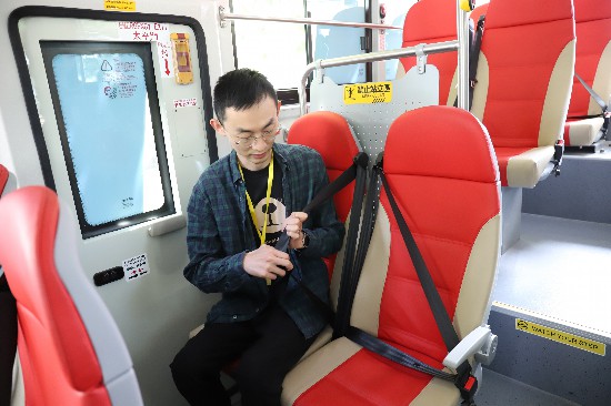 シートベルトを著用する男性。