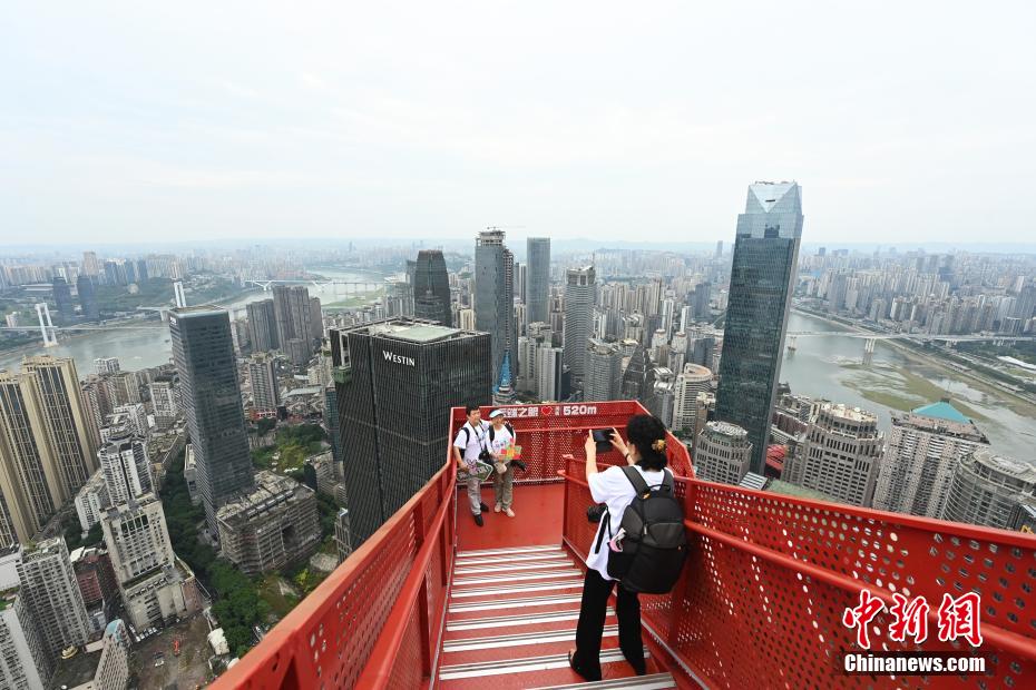 直轄市28周年を迎えた重慶市に林立する高層ビル