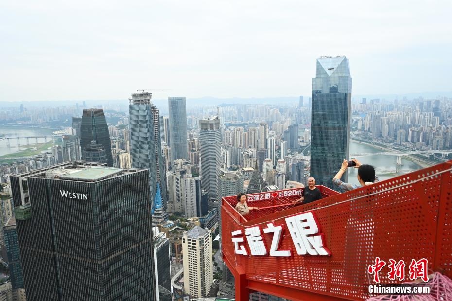 直轄市28周年を迎えた重慶市に林立する高層ビル