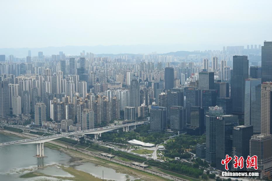 直轄市28周年を迎えた重慶市に林立する高層ビル