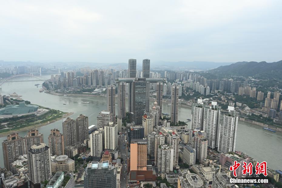 直轄市28周年を迎えた重慶市に林立する高層ビル