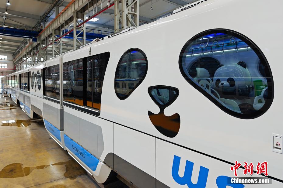 「パンダ」をテーマとした跨座式モノレール列車が初デビュー　重慶