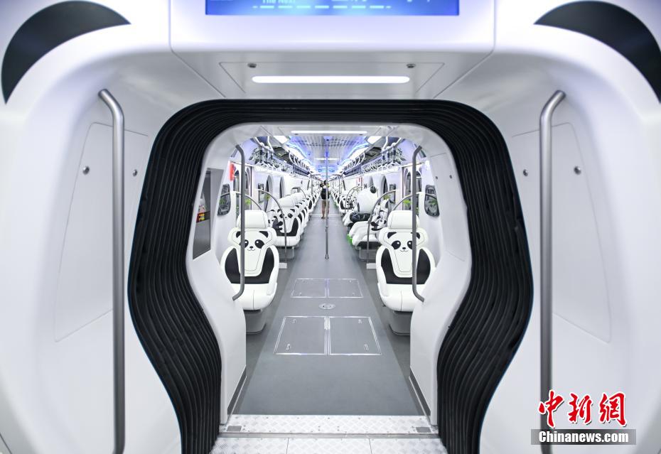 「パンダ」をテーマとした跨座式モノレール列車が初デビュー　重慶