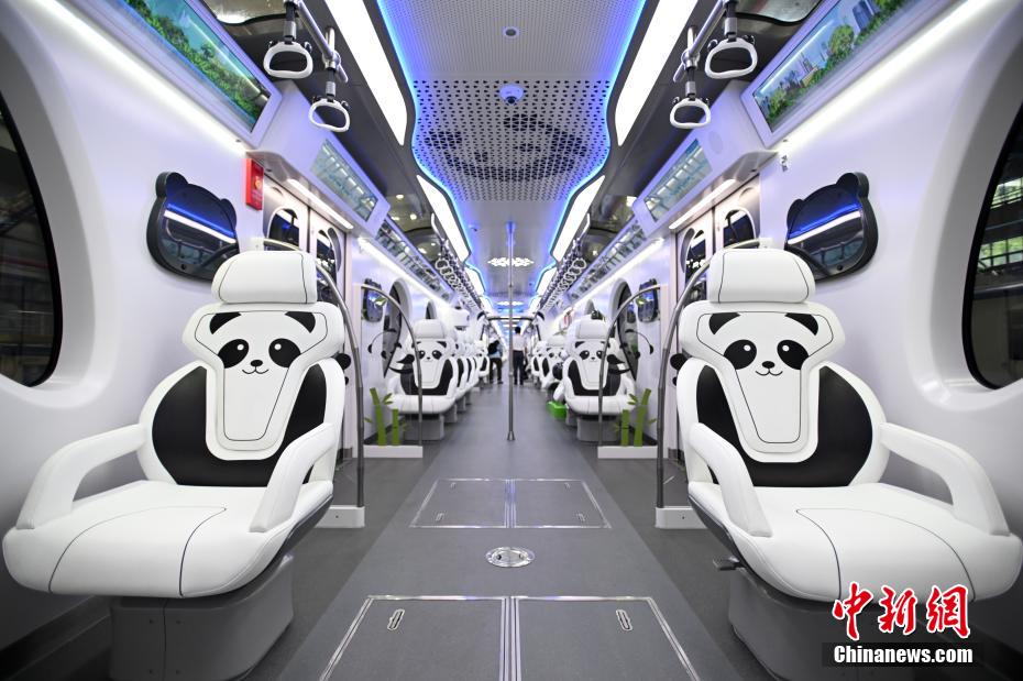 「パンダ」をテーマとした跨座式モノレール列車が初デビュー　重慶