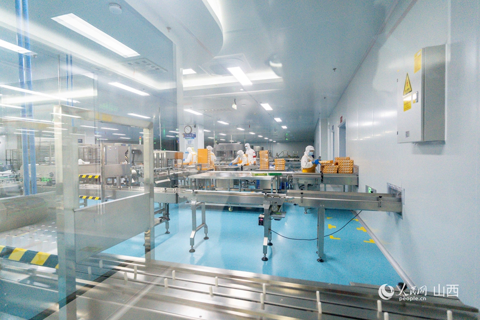 作業(yè)場で商品を箱詰めする作業(yè)員（撮影?馬夢迪）。