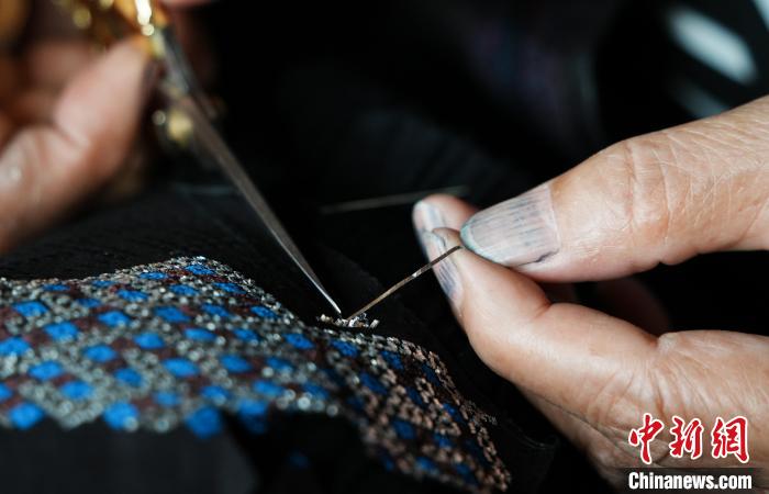 貴州省剣河県で、錫繍を制作する龍女三九さん（6月19日撮影?周燕玲）