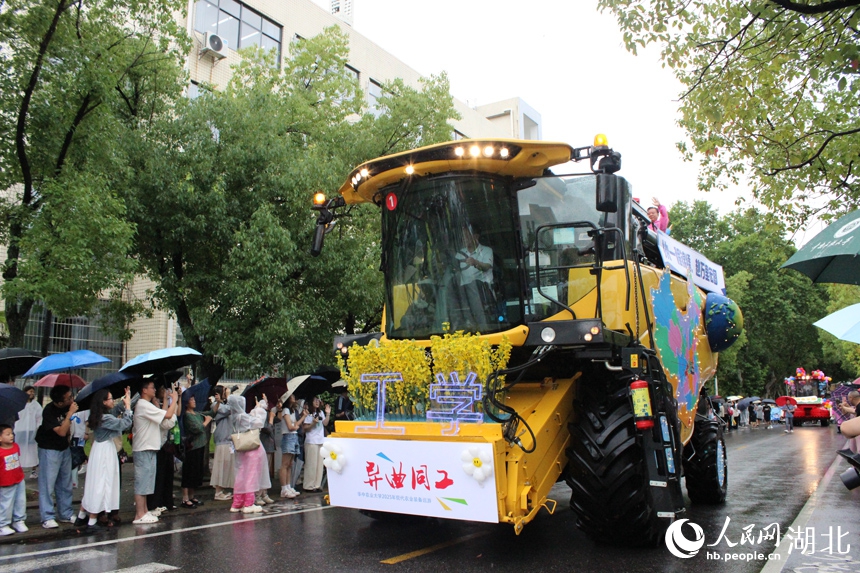 華中農(nóng)業(yè)大學(xué)が農(nóng)機パレードで卒業(yè)生を祝?！『笔∥錆h
