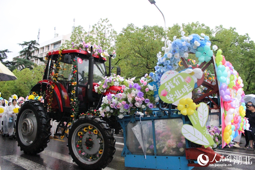 華中農(nóng)業(yè)大學(xué)が農(nóng)機(jī)パレードで卒業(yè)生を祝福　湖北省武漢