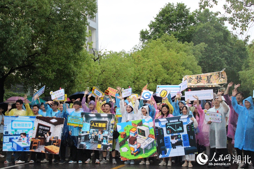 華中農(nóng)業(yè)大學(xué)が農(nóng)機(jī)パレードで卒業(yè)生を祝福　湖北省武漢