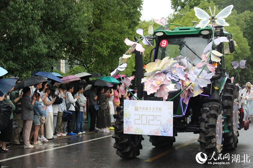 華中農(nóng)業(yè)大學(xué)が農(nóng)機(jī)パレードで卒業(yè)生を祝福　湖北省武漢