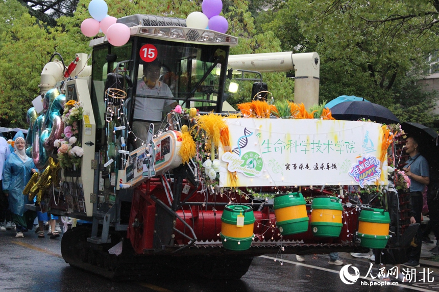 華中農(nóng)業(yè)大學(xué)が農(nóng)機(jī)パレードで卒業(yè)生を祝?！『笔∥錆h