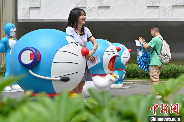 ドラえもんのモニュメントと記念寫真を撮影する來場者（撮影?陳驥旻）。