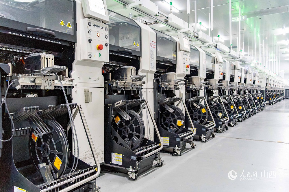 効率的に稼働中の山西高科華傑光電科技有限公司の表面実裝機(jī)。 撮影?馬夢迪