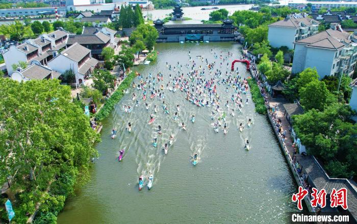 江南の古鎮(zhèn)に活気をもたらすパドルボードレース　浙江省