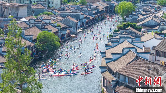 江南の古鎮(zhèn)に活気をもたらすパドルボードレース　浙江省