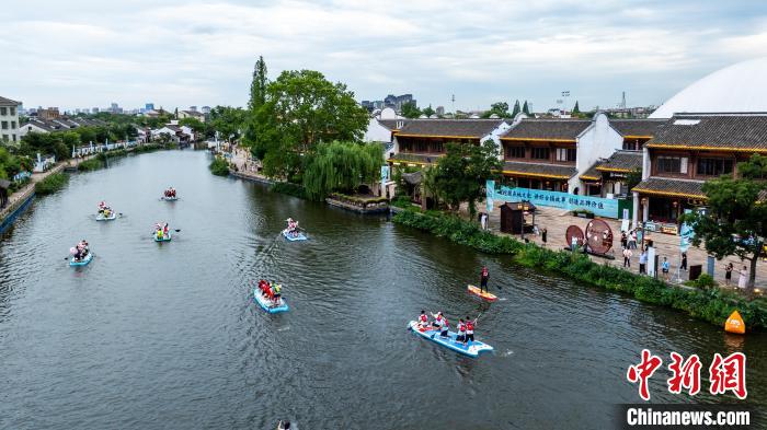 江南の古鎮(zhèn)に活気をもたらすパドルボードレース　浙江省
