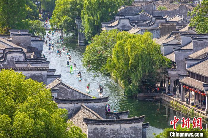 江南の古鎮(zhèn)に活気をもたらすパドルボードレース　浙江省