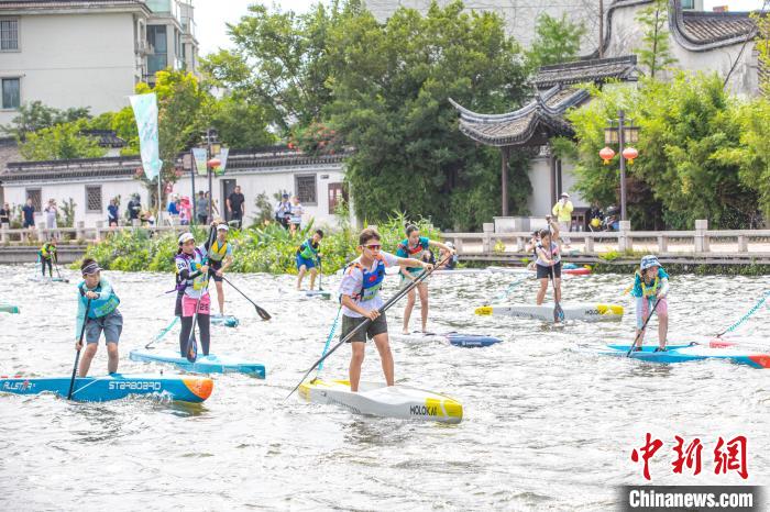 江南の古鎮(zhèn)に活気をもたらすパドルボードレース　浙江省