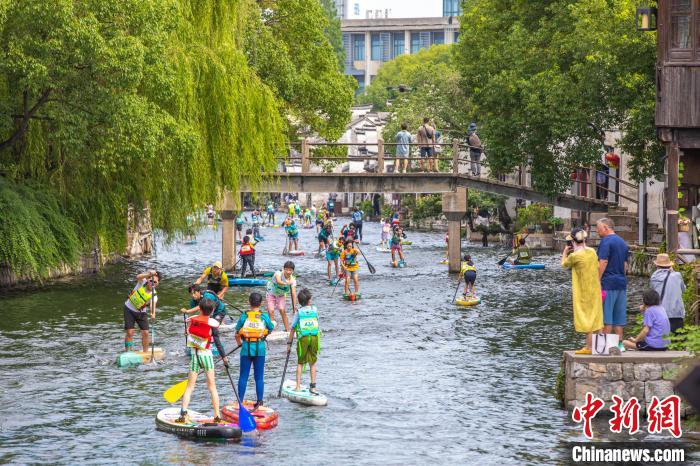 江南の古鎮(zhèn)に活気をもたらすパドルボードレース　浙江省