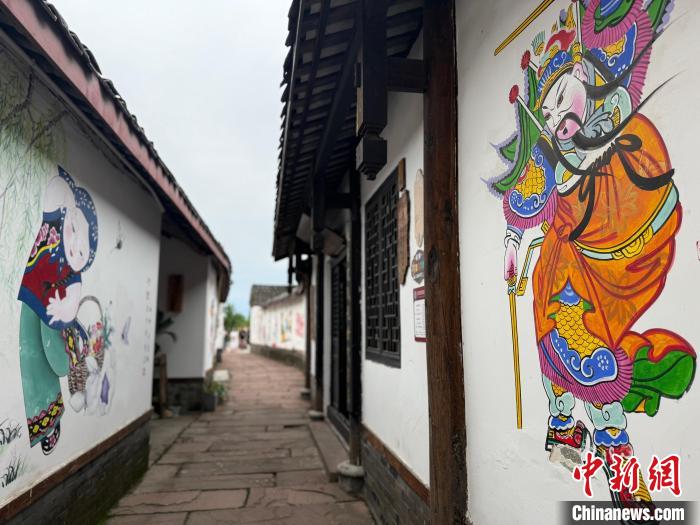四川省綿竹市孝徳鎮(zhèn)年畫村の壁に年畫が描かれた年畫小道（6月23日撮影?楊予頔）。