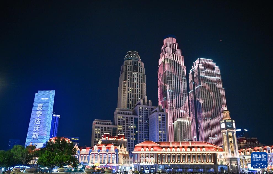 ダボス會(huì)議を盛り上げる光とあふれる色彩　天津市