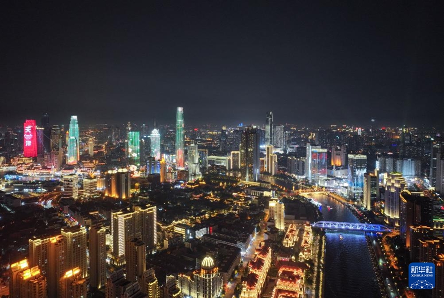 ダボス會(huì)議を盛り上げる光とあふれる色彩　天津市