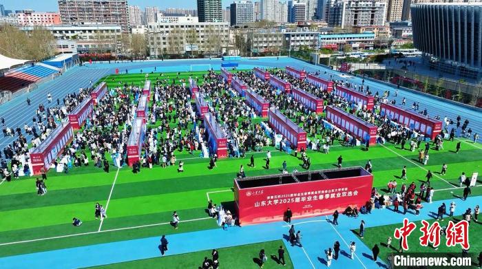山東大學(xué)で2025度の卒業(yè)見込み大學(xué)生を?qū)澫螭趣筏看氦尉吐殽榨Дⅳ螛斪樱ㄙY料寫真、寫真提供?取材対象者）。