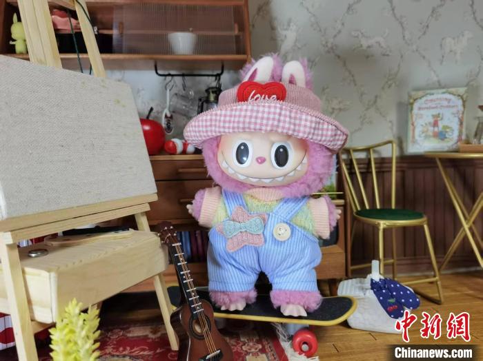 著せ替え用の服を著たLABUBU（撮影?馬牧青）。