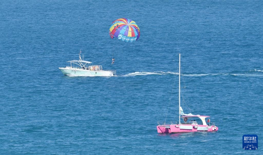 たくさんのクルーザーが浮かび、胸弾む景色広がる海南省三亜市の海