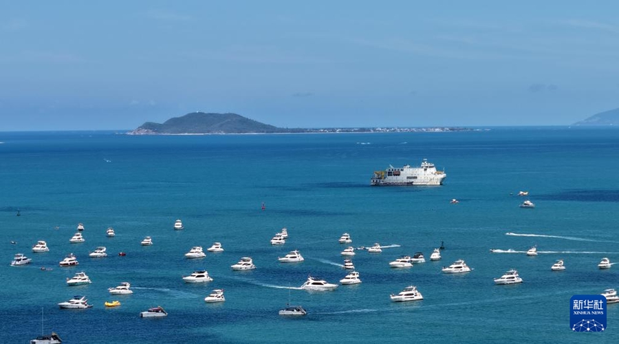 たくさんのクルーザーが浮かび、胸弾む景色広がる海南省三亜市の海