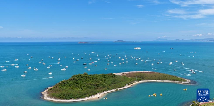 たくさんのクルーザーが浮かび、胸弾む景色広がる海南省三亜市の海