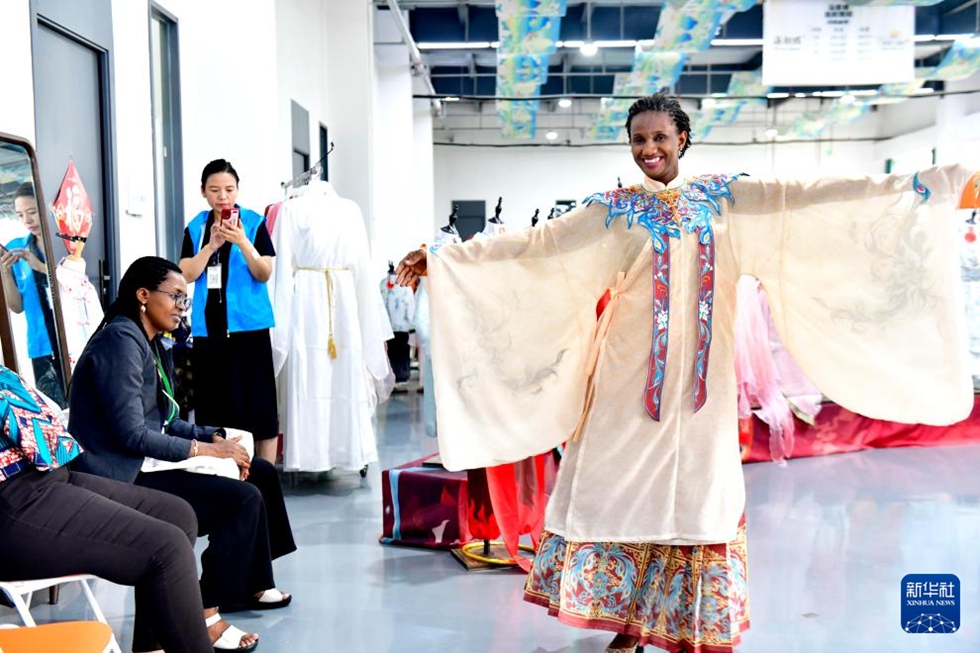 6月19日、曹県にある愛雲(yún)倉漢服拠點で、漢服を體験する中華女子學院アフリカ仏語圏國家女性能力建設研修班の受講生。