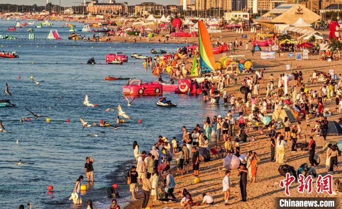 海岸で新興マリンスポーツを楽しむ人々　山東栄成