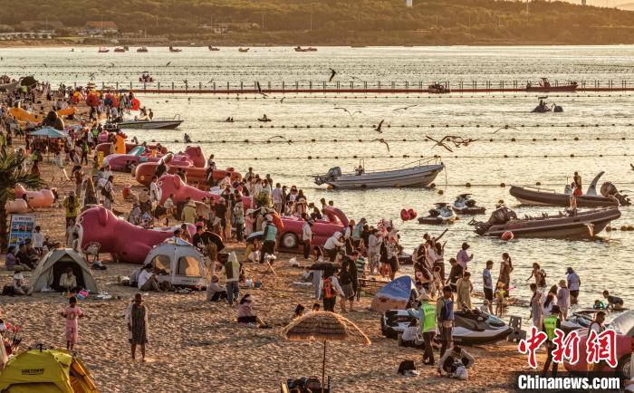 海岸で新興マリンスポーツを楽しむ人々　山東栄成