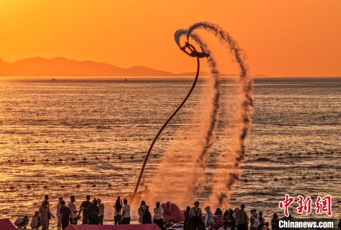 海岸で新興マリンスポーツを楽しむ人々　山東栄成