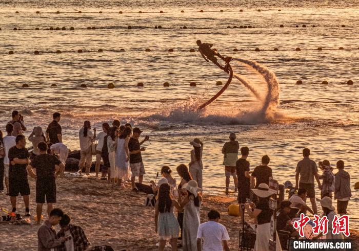 海岸で新興マリンスポーツを楽しむ人々　山東栄成