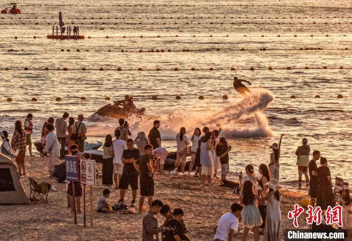 海岸で新興マリンスポーツを楽しむ人々　山東栄成