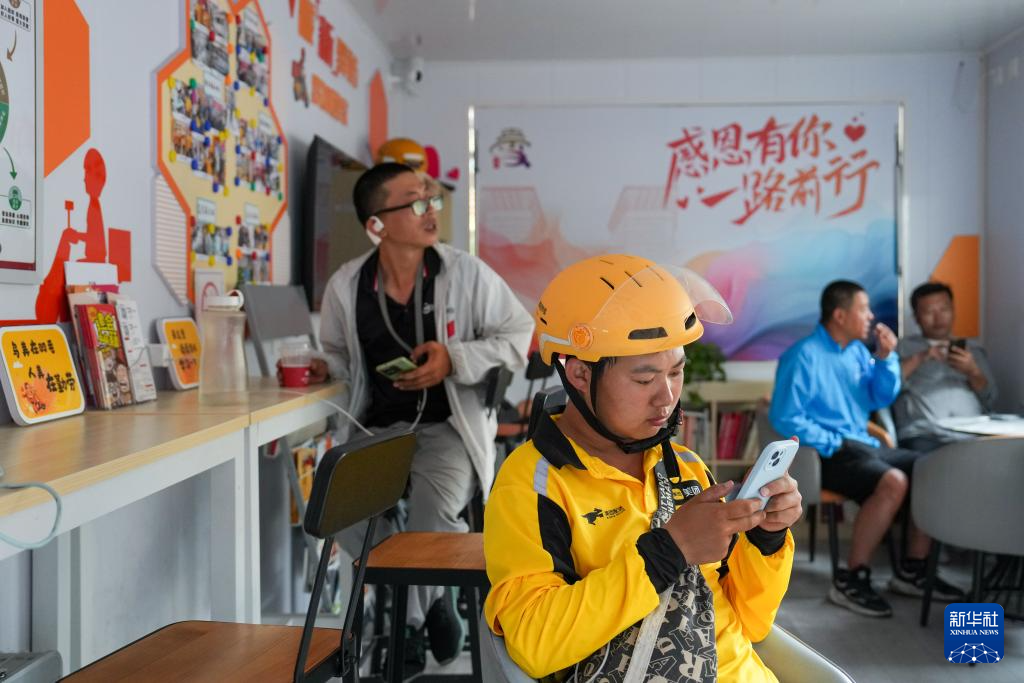 炎天下で働く屋外労働者をサポートする「暖新驛站」　北京